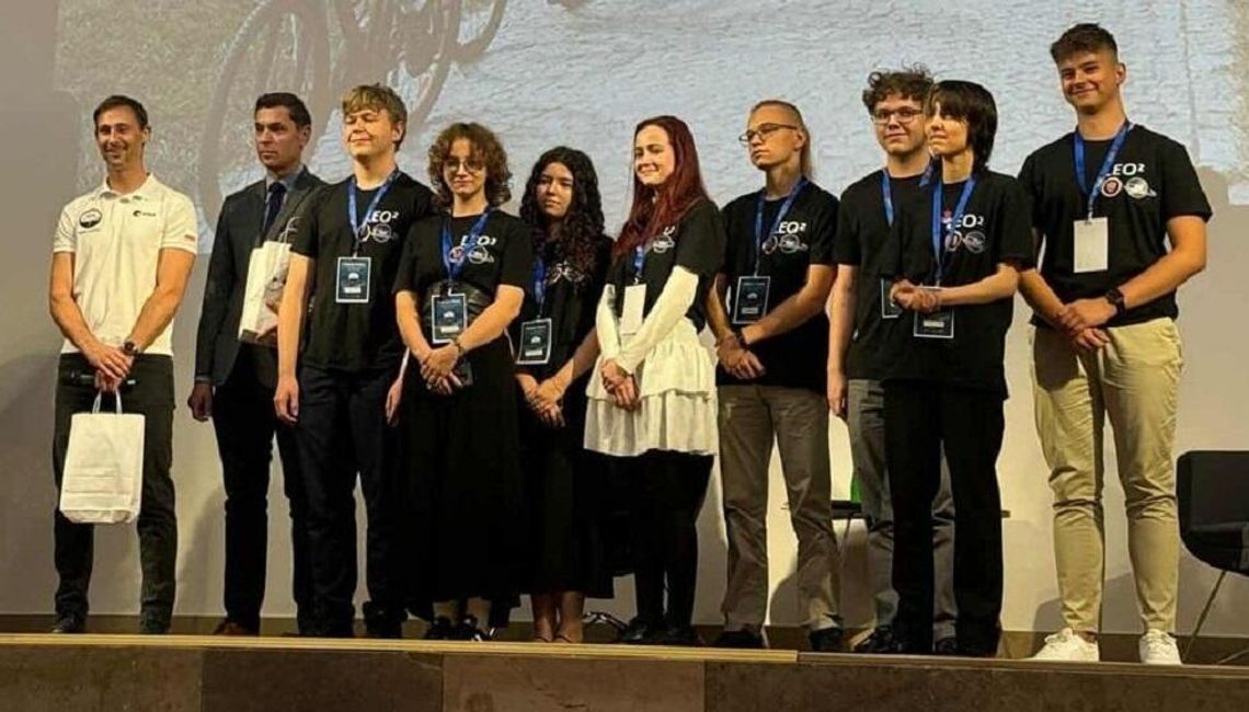 uczniowie i Sławosz Uznański-Wiśniewski