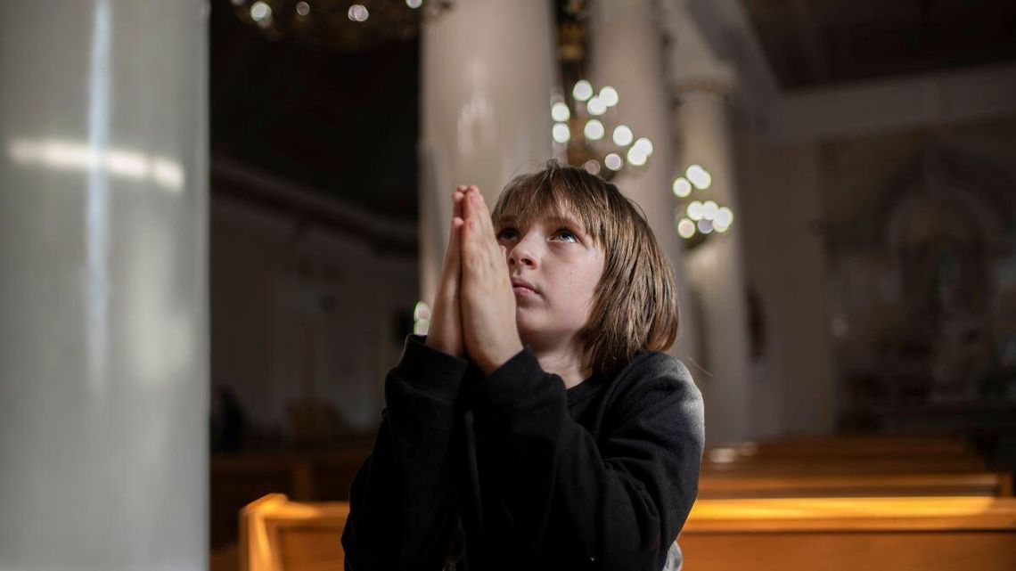 Mniej księży, więcej osób przyjmuje komunię