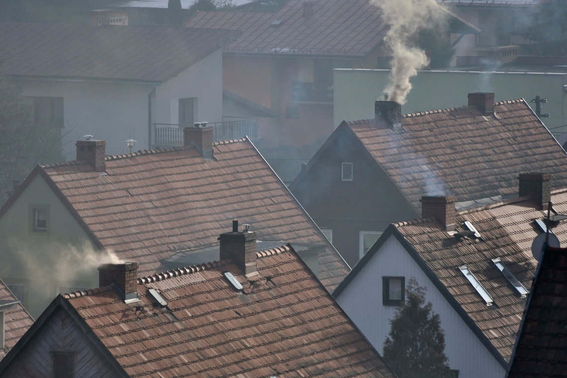 Sąsiad pali śmieciami! Dzięki aplikacji mObywatel możesz to zgłosić