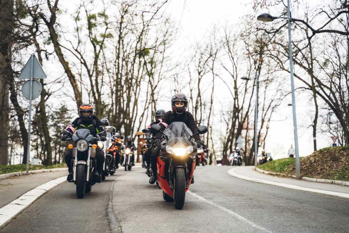 Motocykliści lubią sobie zaszaleć z prędkością między domami
