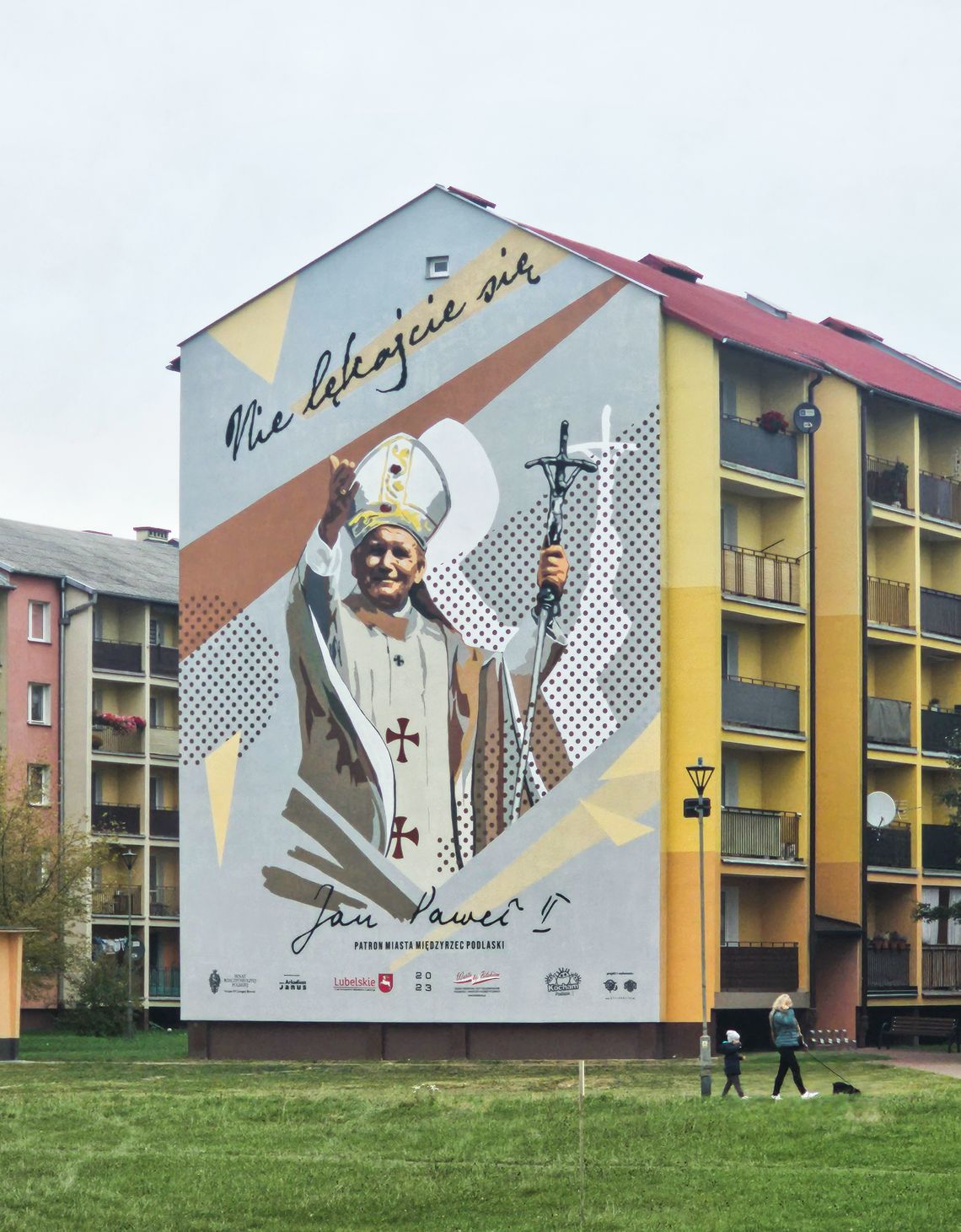 Mural w dniu wyborów. Jan Paweł II spogląda na wiernych z bloku