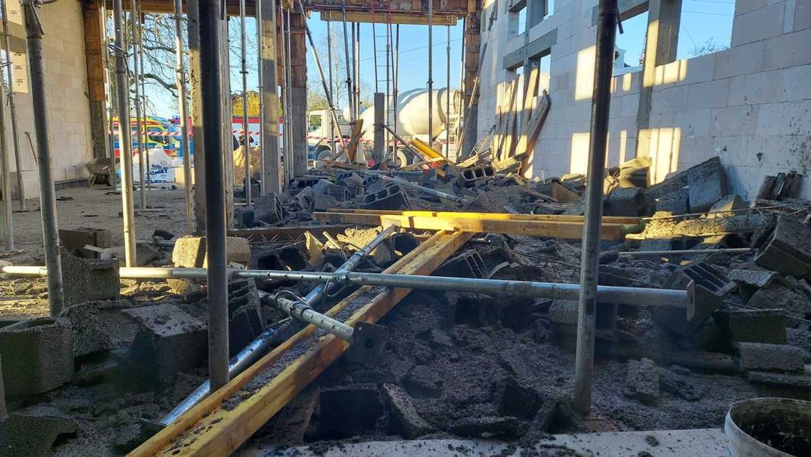 Na budowie runął strop. Poszkodowani to mężczyźni w wieku 22, 43 i 64 lat budowa, zawalony strop, Przegaliny, listopad 2025