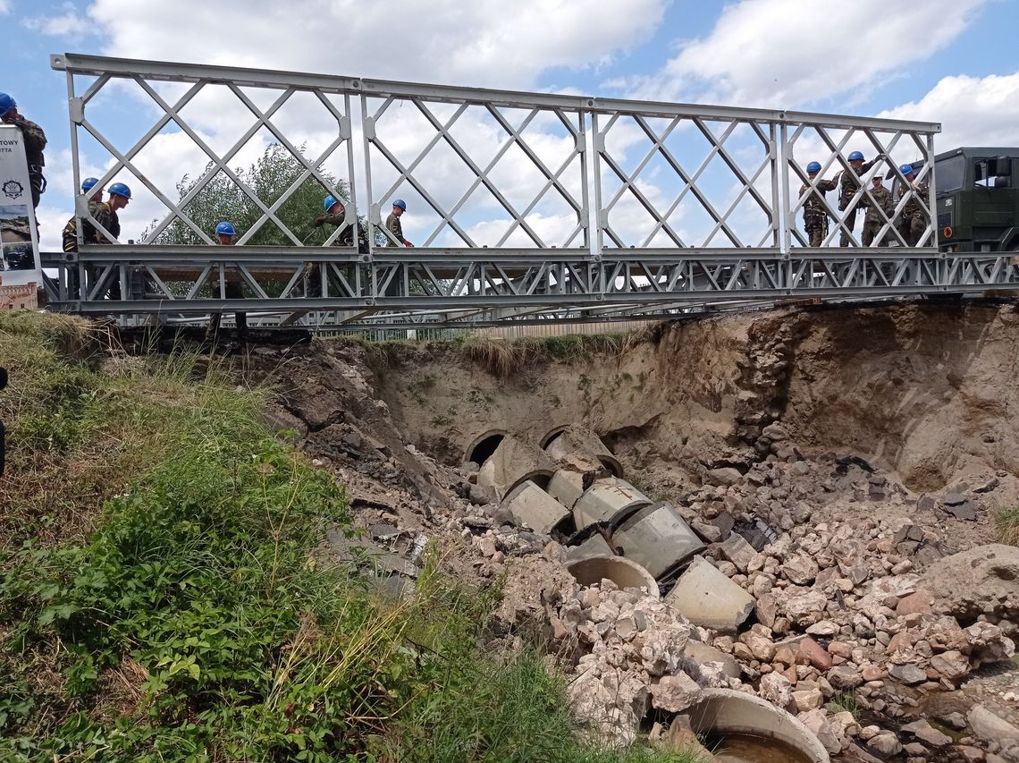 Nad wyrwą w Kuzawce, wojsko buduje most