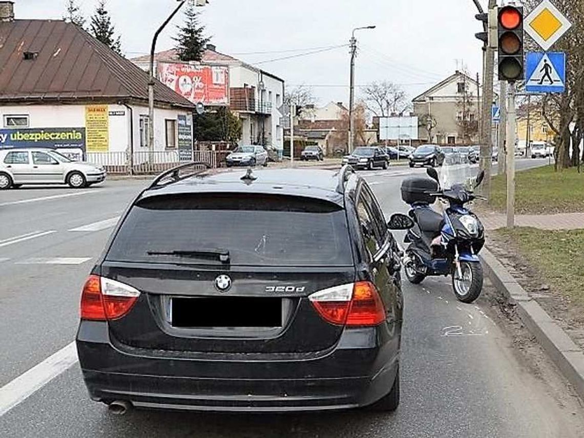 Najechał na stojące przed nim auto