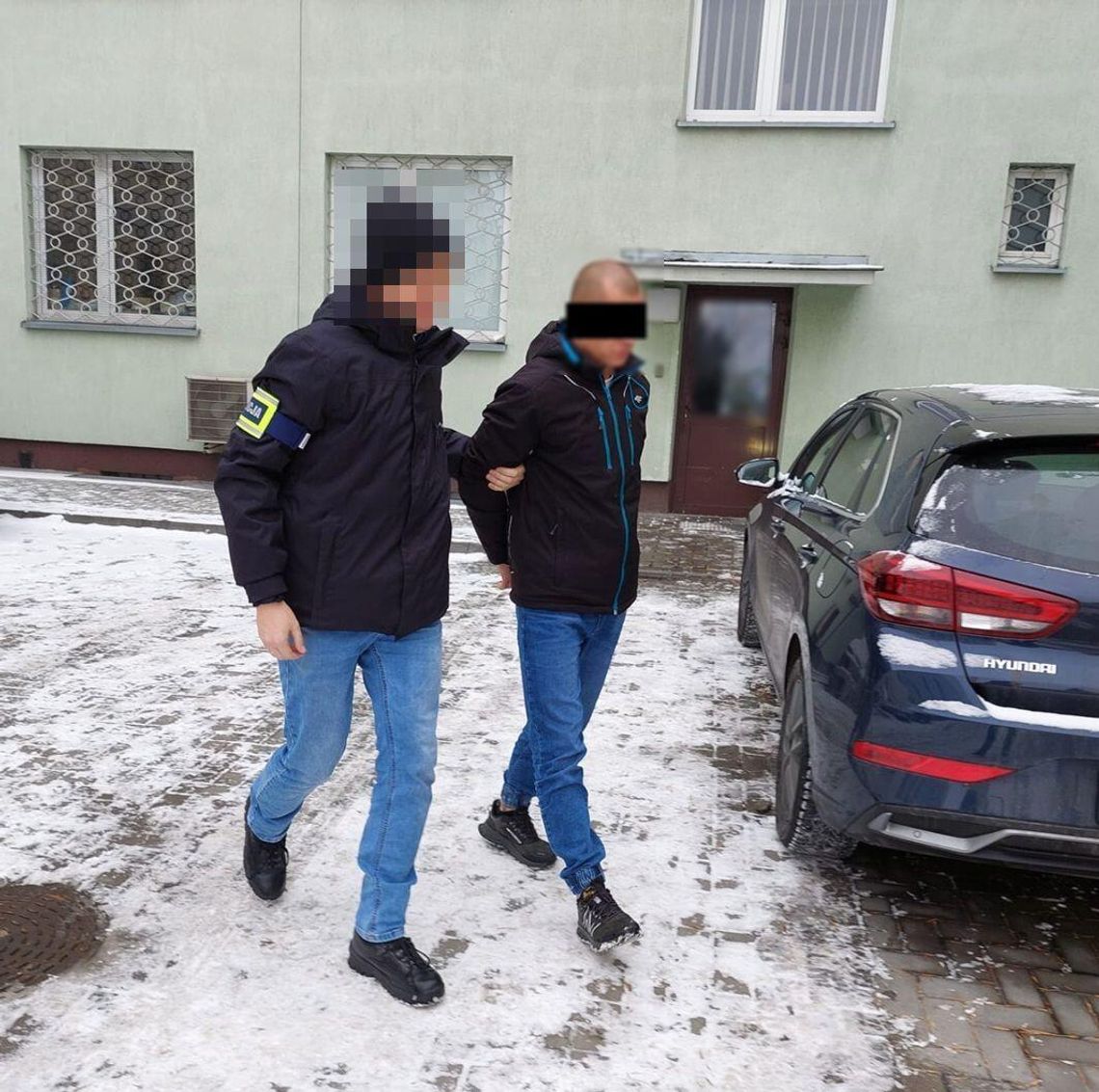 Najpierw pił z nim wódkę, później ugodził nożem i zaatakował widelcem