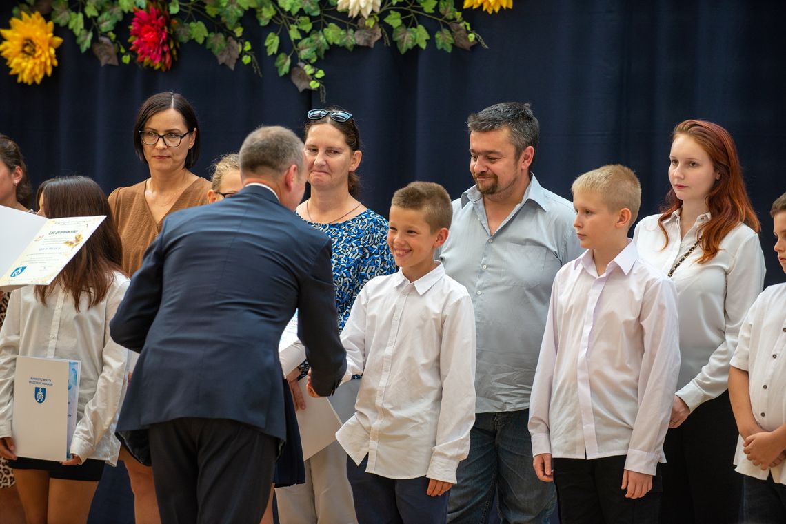 Najzdolniejsi uczniowie międzyrzeckich szkół z nagrodami od burmistrza