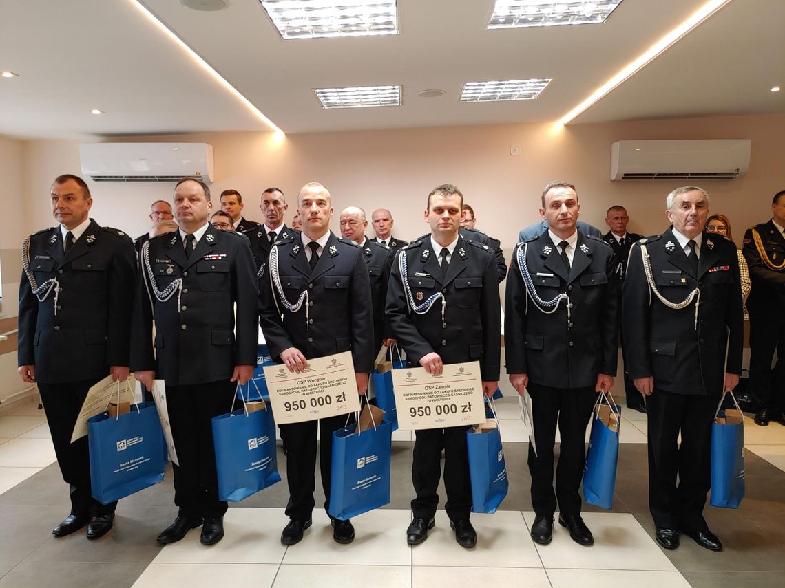 Nasi strażacy z promesami na zakup nowych samochodów