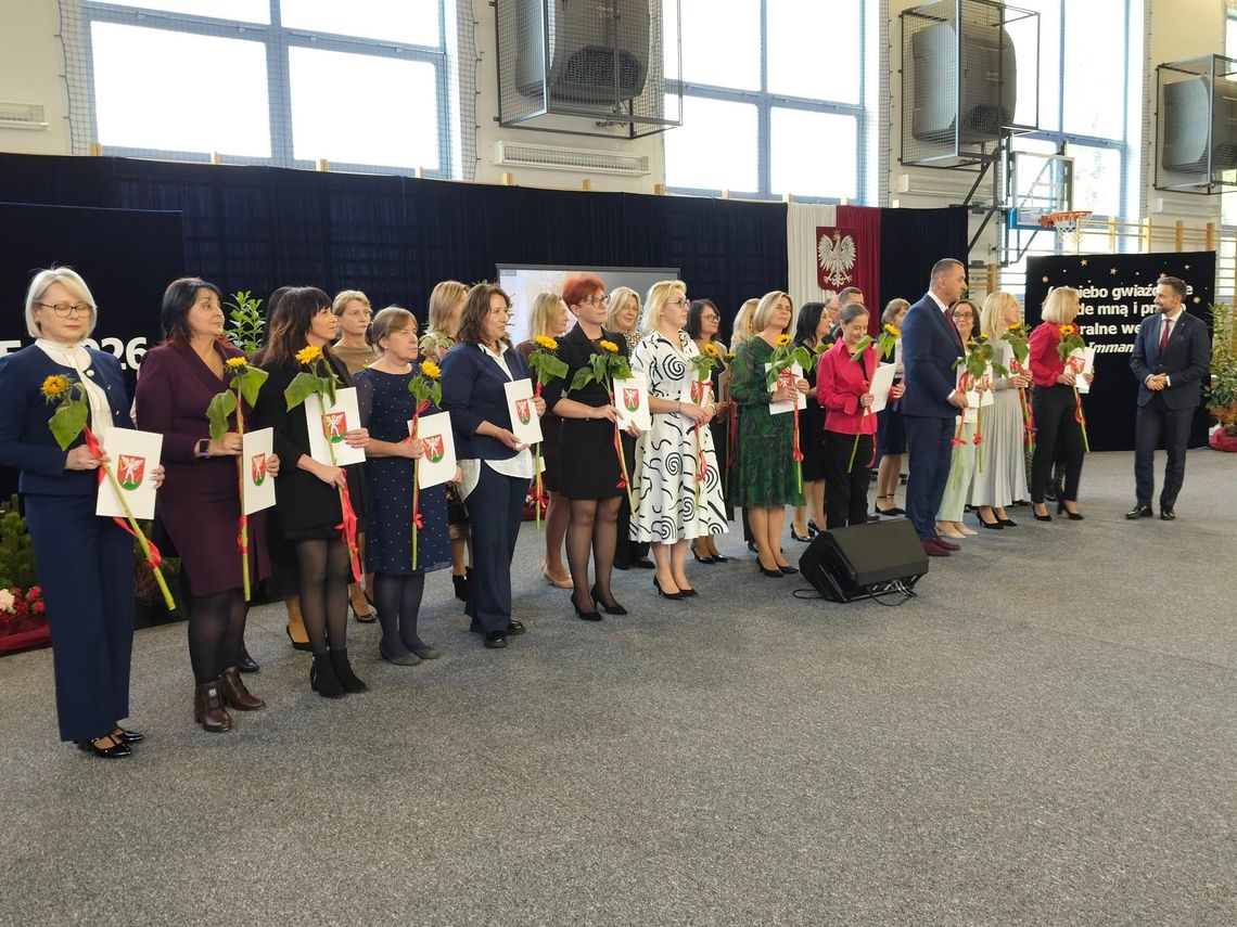 Nauczyciele nagrodzeni, uczniowie wyróżnieni (LISTA NAGRODZONYCH NAUCZYCIELI) Nauczyciele nagrodzeni, uczniowie wyróżnieni (LISTA NAGRODZONYCH NAUCZYCIELI)