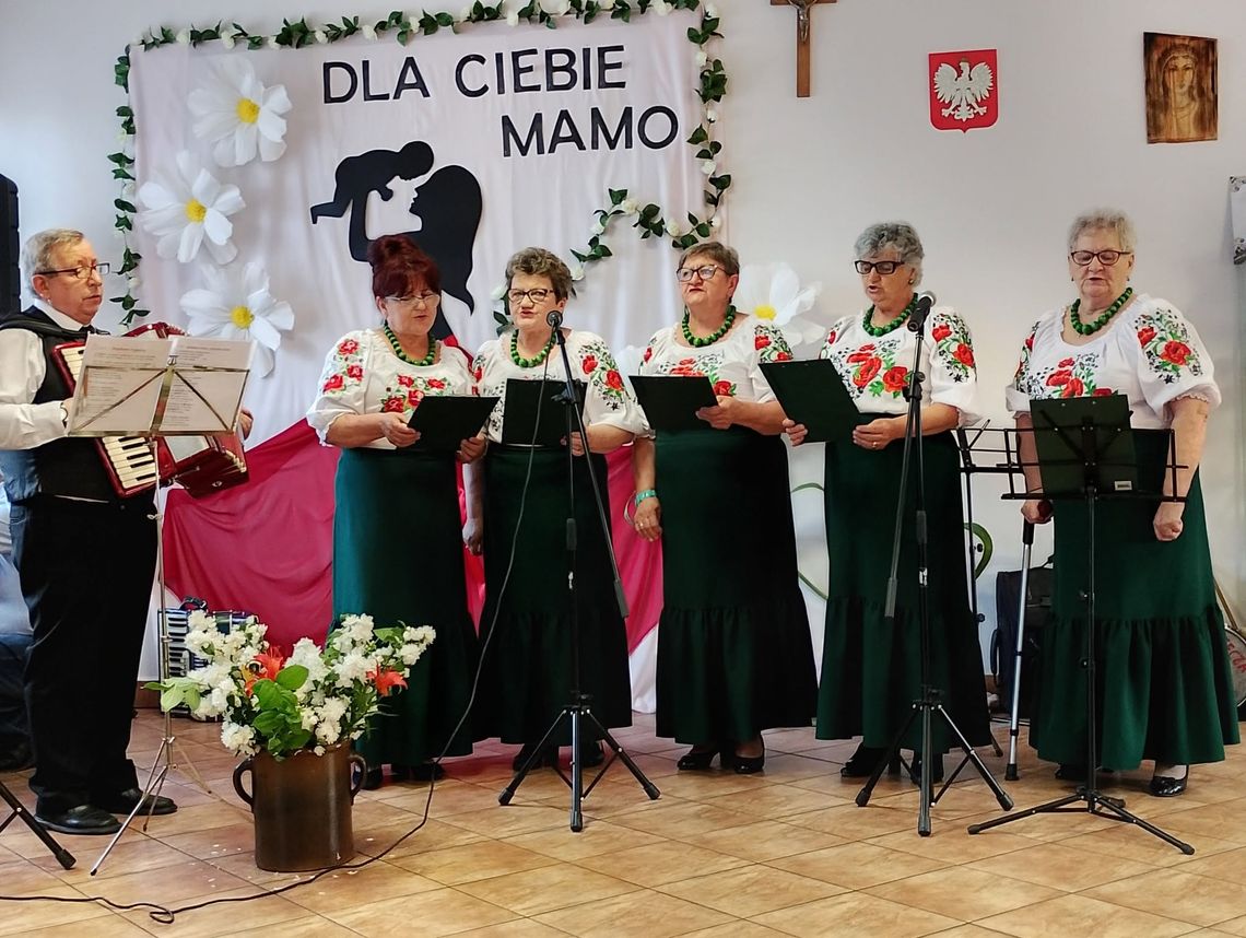 Nie ma piękniejszej melodii niż miłość mamy. Wyjątkowy koncert w Koszołach [ZDJĘCIA]