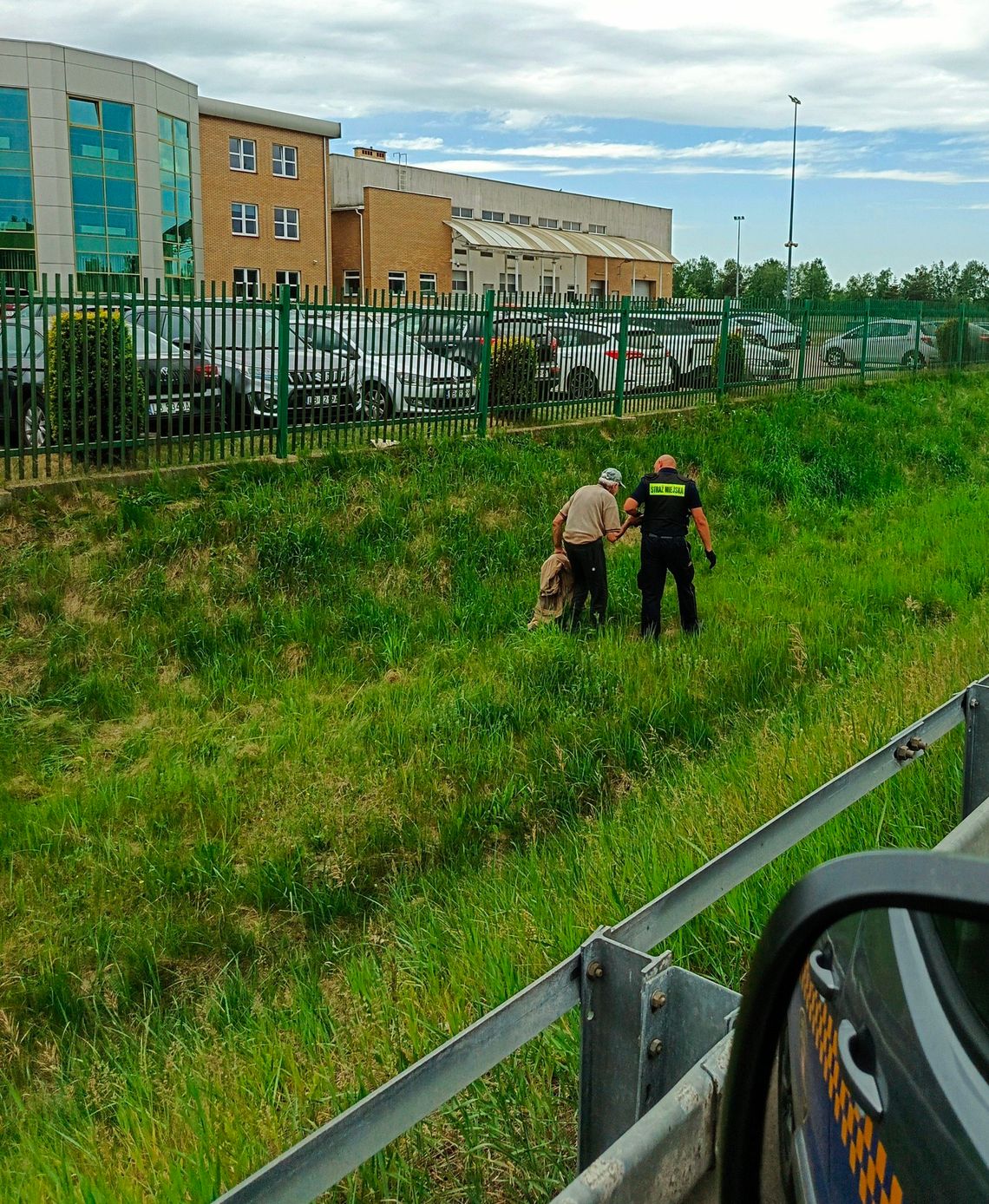 Nie wiedział, gdzie jest. Strażnicy miejscy pomogli mu trafić do domu Nie wiedział, gdzie jest. Strażnicy miejscy pomogli mu trafić do domu