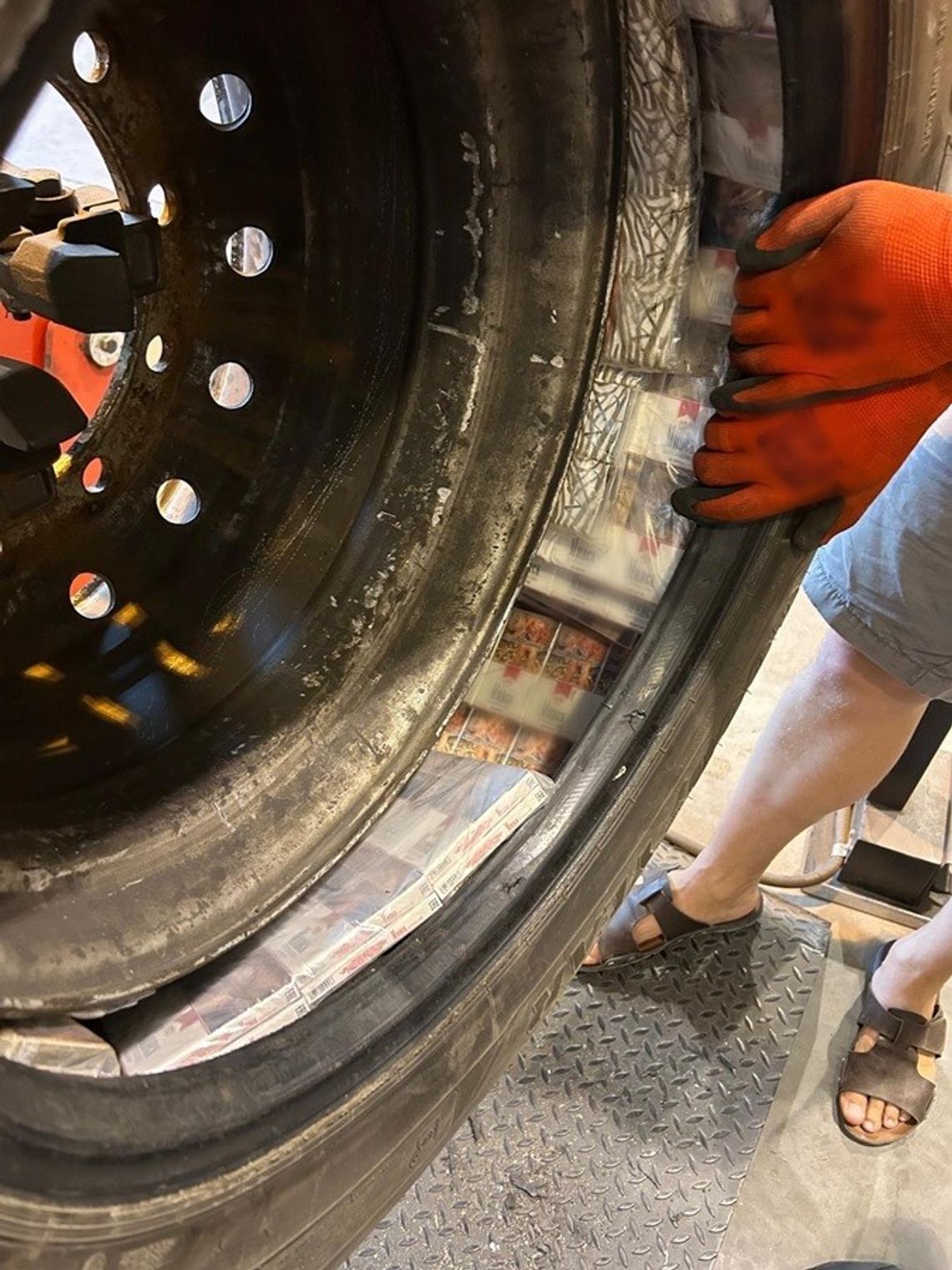 Służby udaremniły przemyt za 300 tys. zł