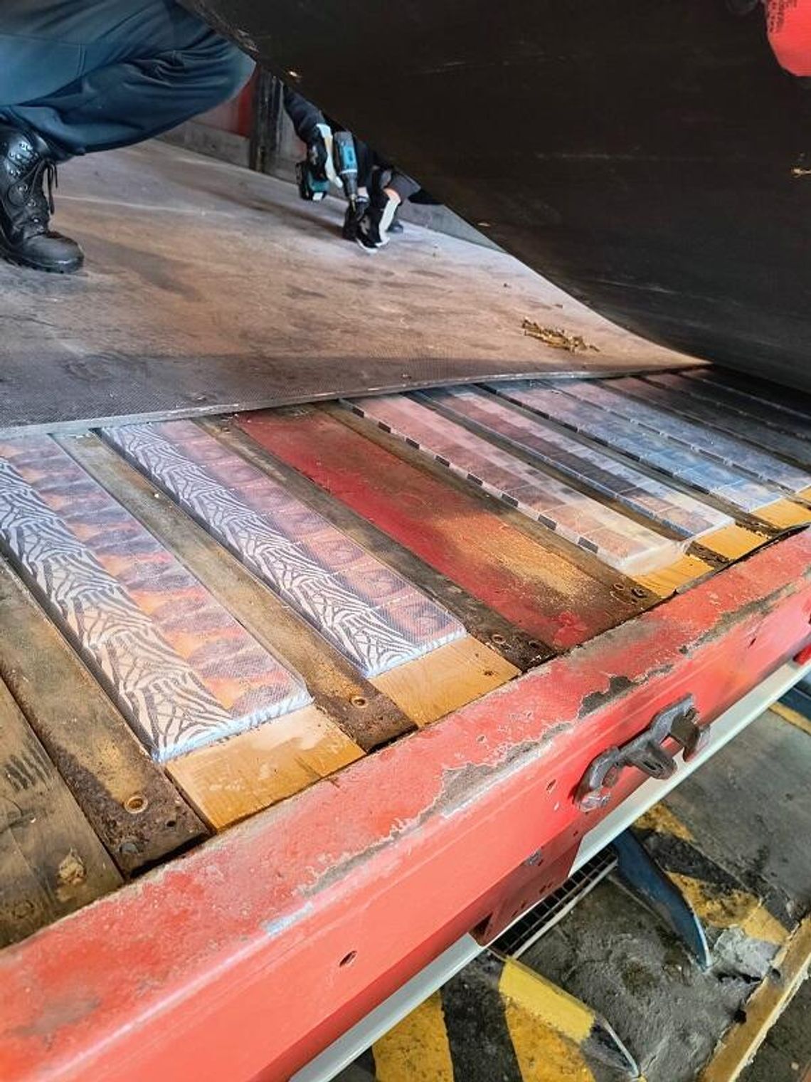 Nielegalne papierosy w ciężarówce i pociągu