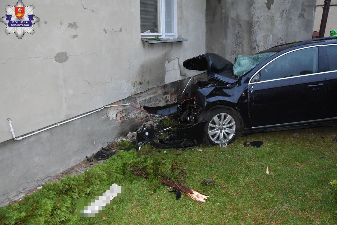 LUBELSKIE: Nietrzeźwy 23-latek wbił auto w dom [FILM]