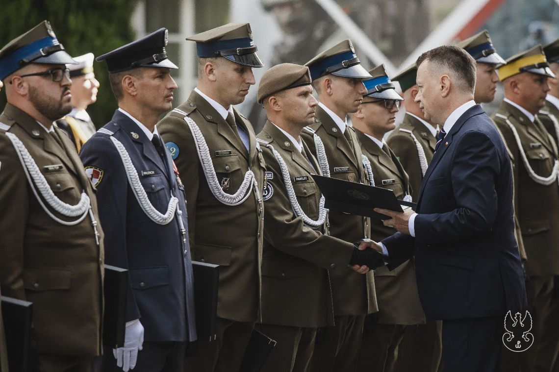 Niósł pomoc z narażeniem życia. Wyróżnił go minister