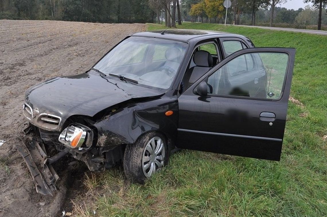 Nissan dachował, kierowca w szpitalu