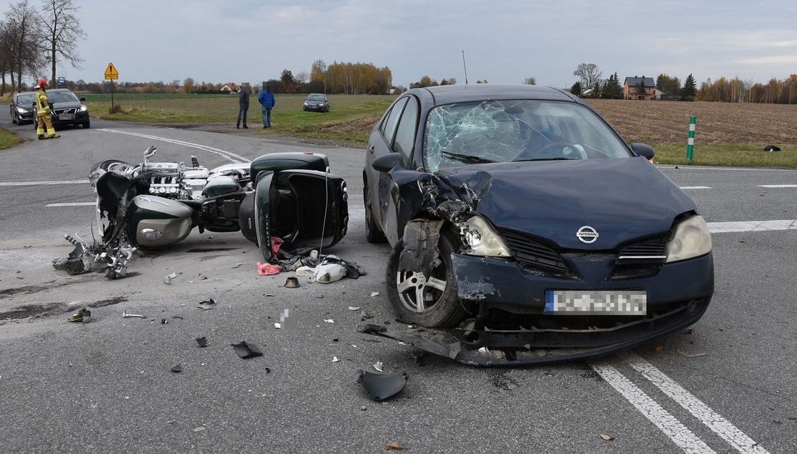 Nissan wjechał w motocyklistę. Jedna osoba trafiła do szpitala wypadek w Bezwoli, 2 listopada 2025, na jezdni rozbity nissan i motocykl