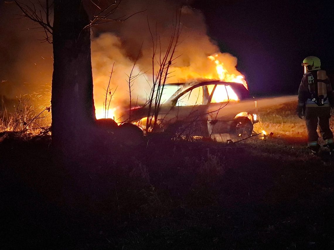 pożar samochód ogień gmina Borki Wola Osowińska Osowno straż pożarna gasi ogień noc strażacy