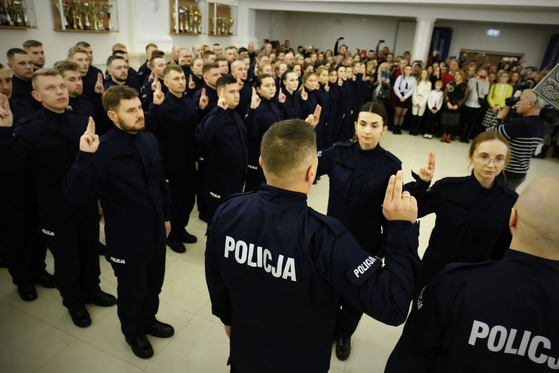 Nowi policjanci rozpoczęli służbę. Wiemy, które komendy zasilą