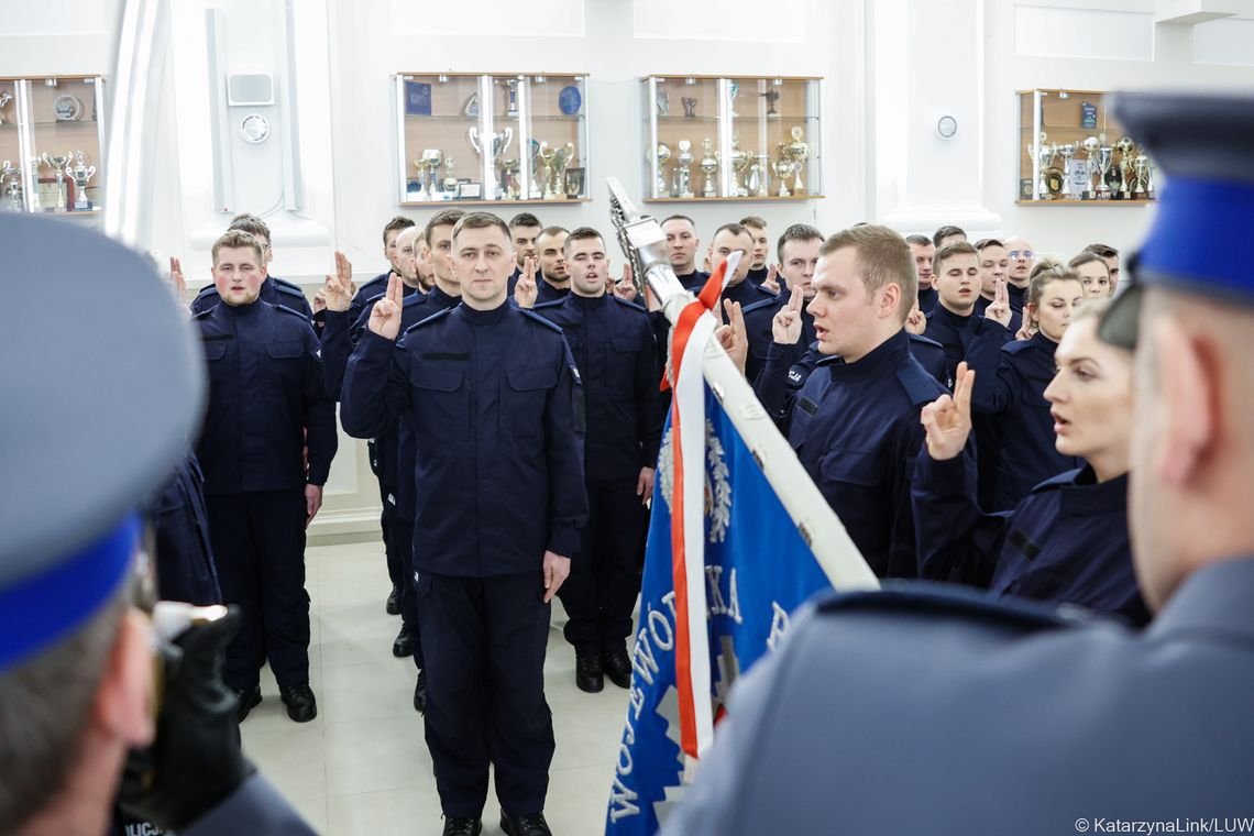 Nowi policjanci złożyli przysięgę. Wiemy, do których komend trafią [FILM]