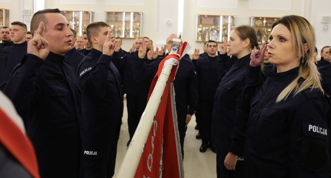 Nowi policjanci złożyli ślubowanie. Zasilą szeregi lokalnych komend