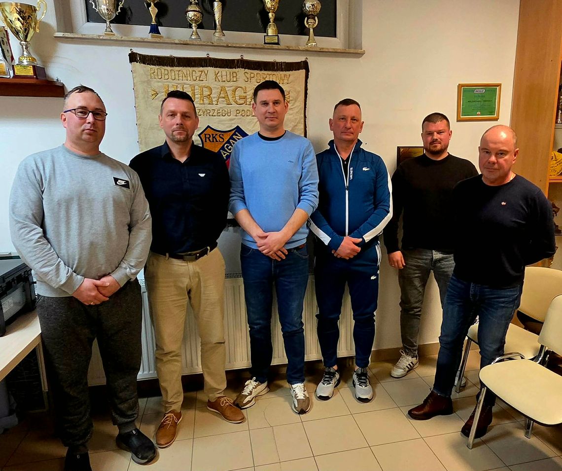 Nowy zarząd, koordynator i porażka w sparingu.