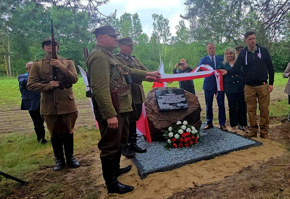 tablica upamiętniająca 27 Wołyńską Dywizję Piechoty AK, gmina Wisznice
