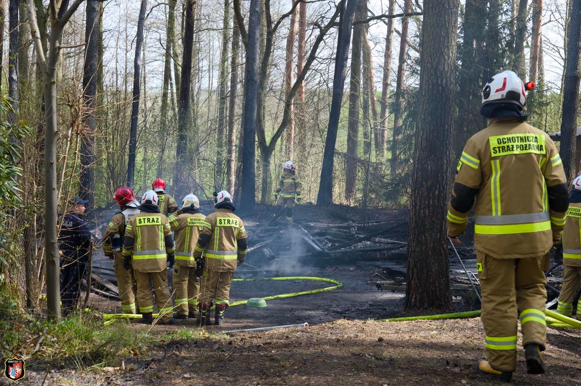 Pożar w ośrodku wypoczynkowym. Ogień strawił domek w Mierzwicach Starych (ZDJECIA)