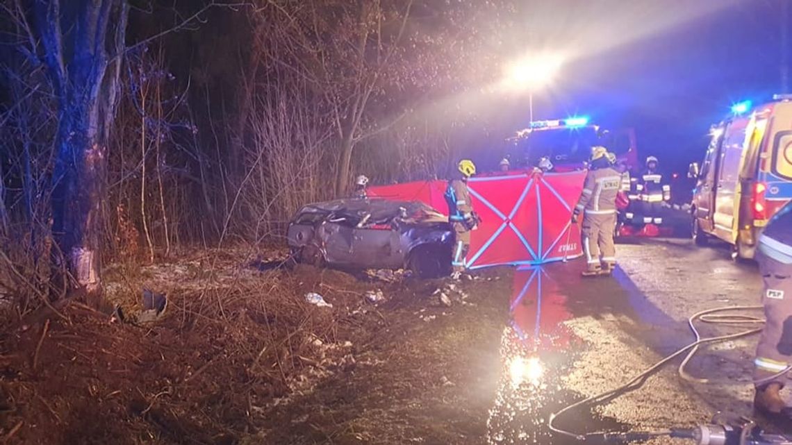 Opel rozbił się na drzewie. Jedna osoba zginęła na miejscu