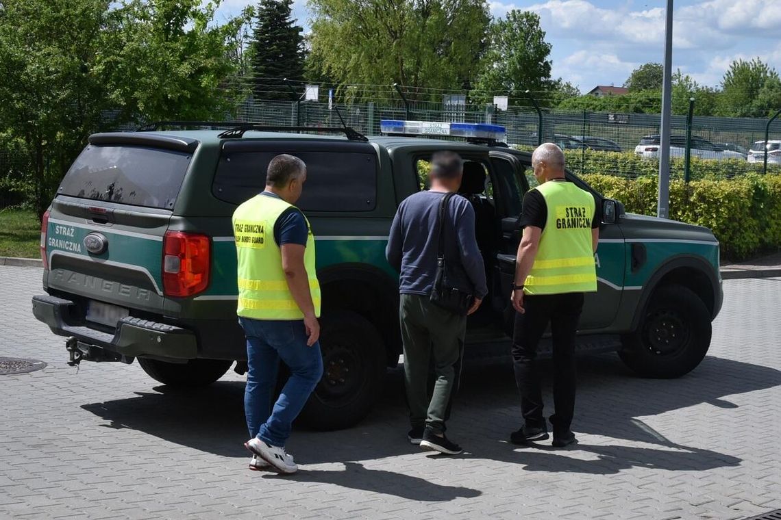 Organizował nielegalny przerzut migrantów. Został deportowany Organizował nielegalny przerzut migrantów. Został deportowany