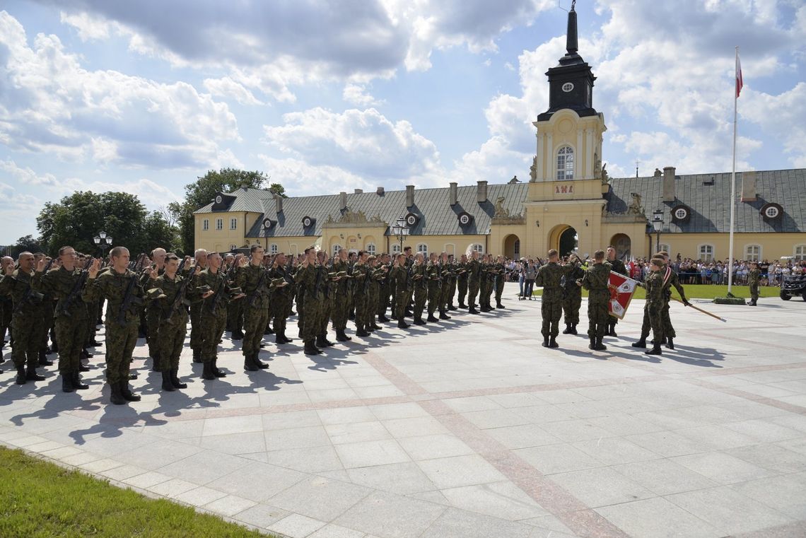 Pałac Potockich wypełnił się żołnierzami i wojskowym sprzętem