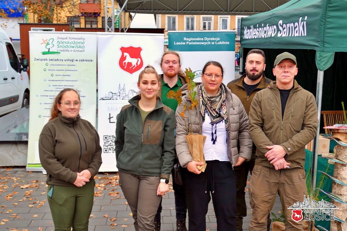 Papier zamienili na dęby. Ekologiczna akcja w łosickim parku Papier zamienili na dęby. Ekologiczna akcja w łosickim parku
