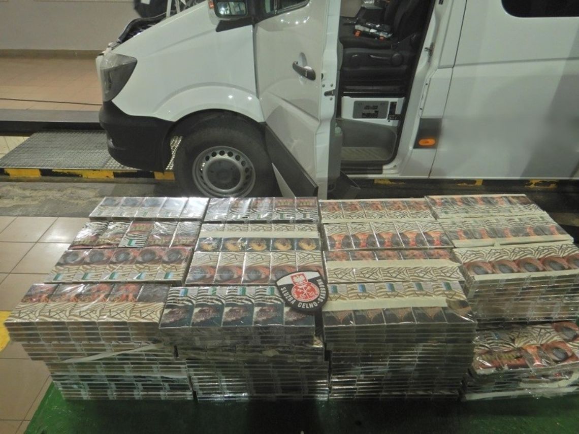 Papierosy bez akcyzy pod podłogą busa