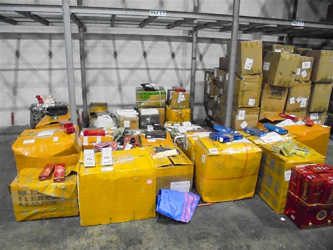 Papierosy i alkohol w kontenerach z Chin. Pies wywąchał kontrabandę Papierosy i alkohol w kontenerach z Chin. Pies wywąchał kontrabandę