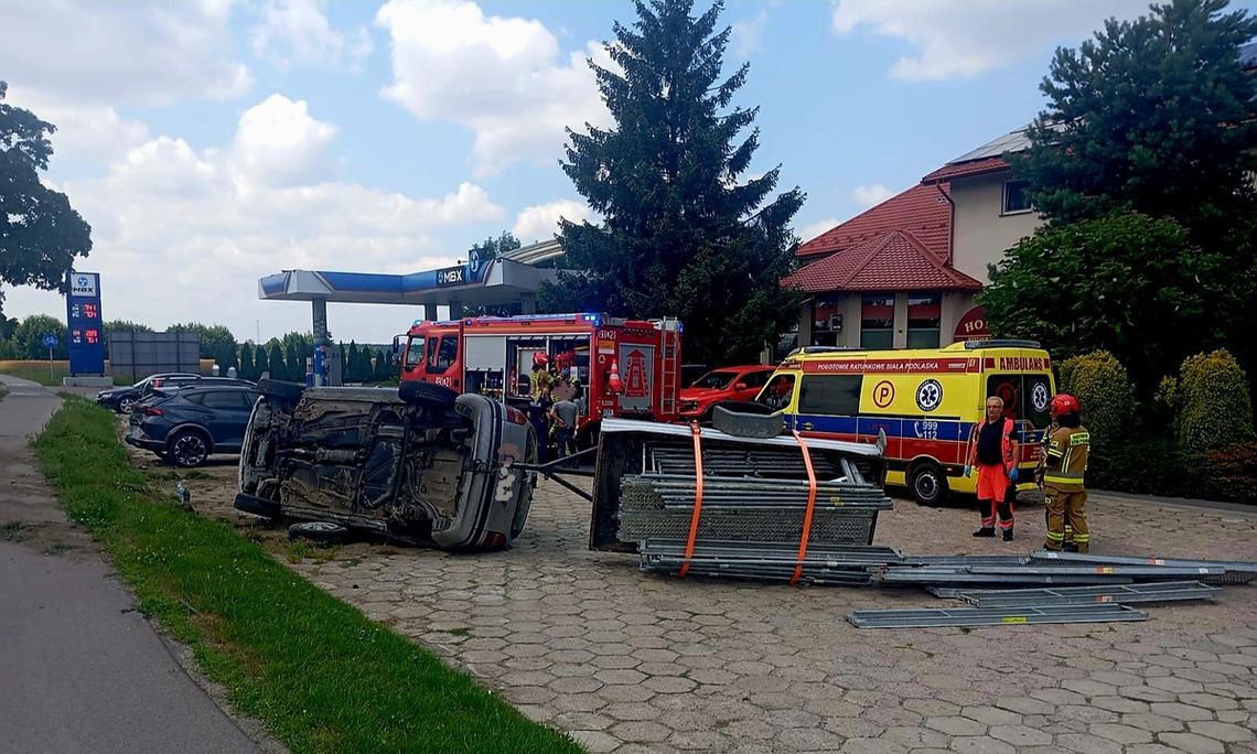 Parczew. Opel z przyczepką wypadł z drogi i uderzył w zaparkowane auto Parczew. Opel z przyczepką wypadł z drogi i uderzył w zaparkowane auto