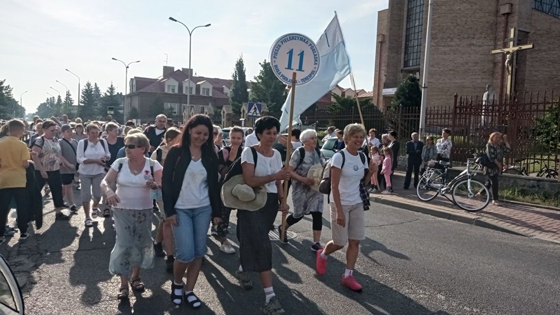 Modlą się o dobrego męża, żonę, uzdrowienie. Wkrótce pątnicy wyruszą na Jasną Górę