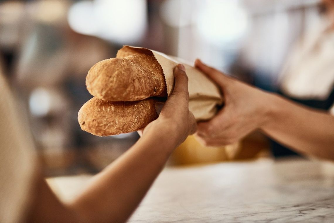 Pieczywo w sklepach. Na półce chleb chłopski, a w składzie pełno E