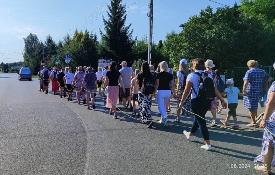 Pielgrzymi na drodze. Policja prosi o ostrożność