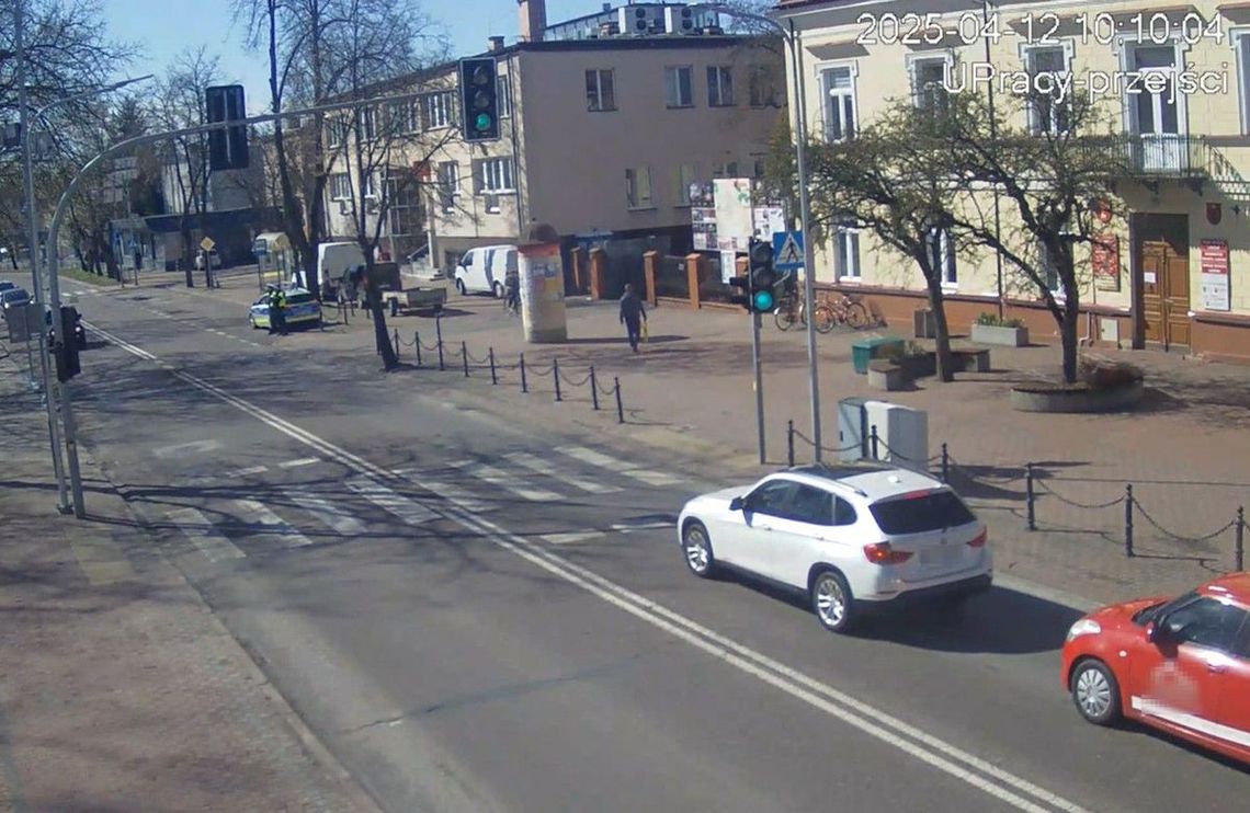 Pijana nie zauważyła światła. Obok stali policjanci [WIDEO]