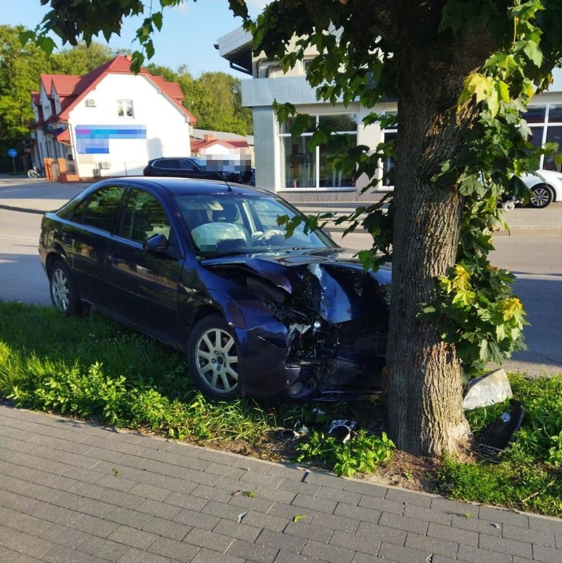 Pijany i bez prawa jazdy wjechał w drzewo. Ucieczkę uniemożliwili mu świadkowie Pijany i bez prawa jazdy wjechał w drzewo. Ucieczkę uniemożliwili mu świadkowie
