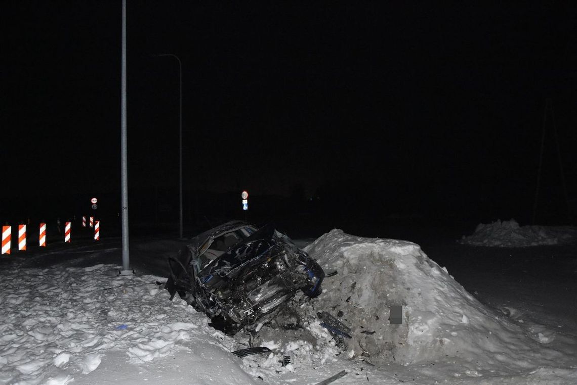 Pijany recydywista dachował na rondzie w Horodyszczu. Pasażer wylądował w szpitalu