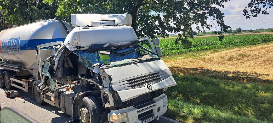 [PILNE] Zderzenie 3 pojazdów na dw-811. Droga zablokowana