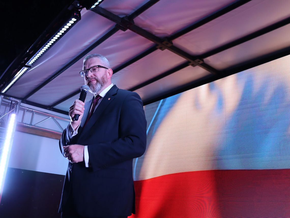 Prokuratura ściga za flagę. Grzegorz Braun znów straci ochronę europosła?