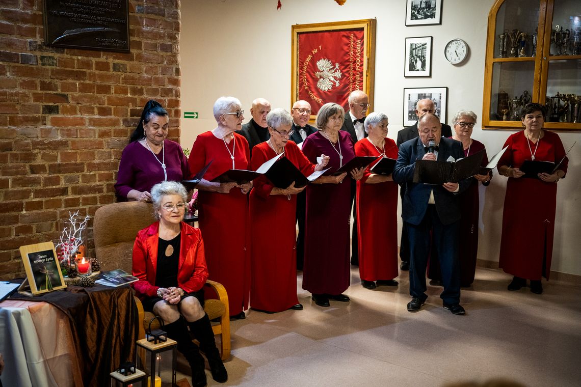 Pisze, by oswoić codzienność. Wieczór z poezją Haliny Adamczuk [ZDJĘCIA]