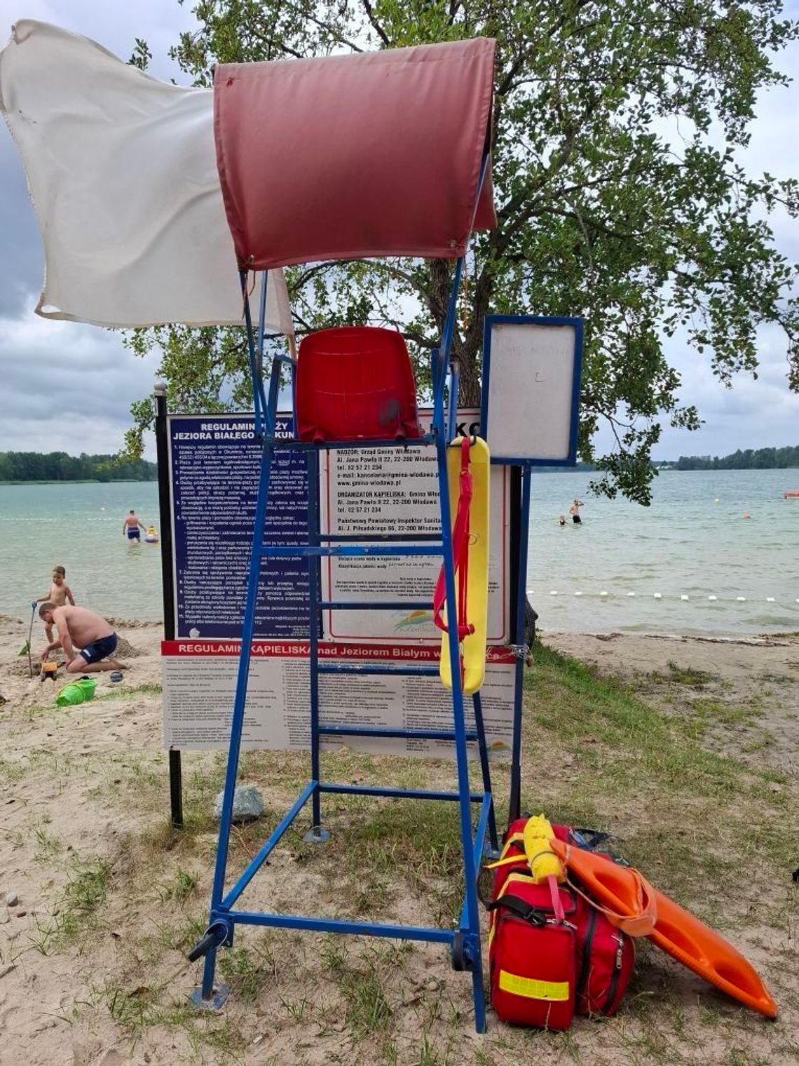 Podczas kawalerskiego „zwinęli” wieżę ratowniczą nad Jeziorem Białym