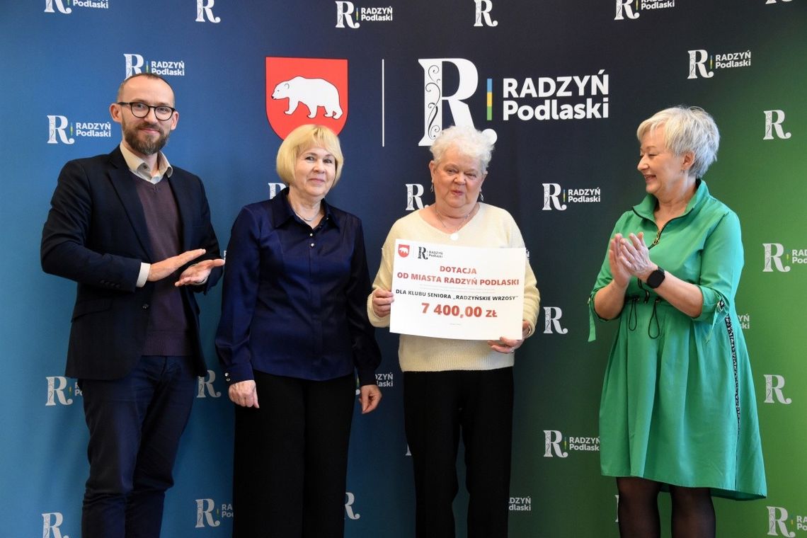 Podpisują umowy z organizacjami pozarządowymi. Seniorzy z dotacją poza konkursem