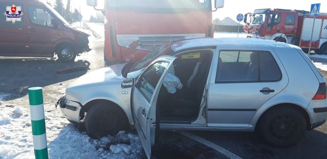 Podwójne zderzenie w Białej. Golfem w ciężarówkę i busa