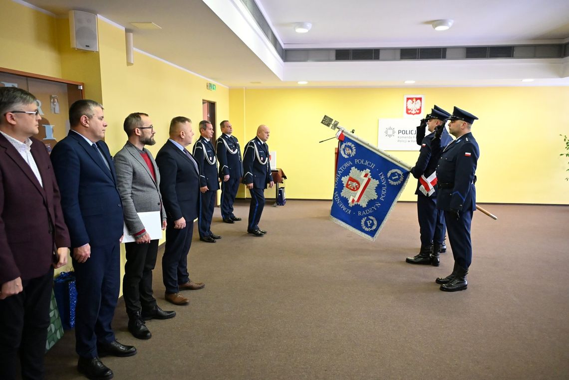 Podziękowali komendantowi za służbę. Czego życzył starosta?