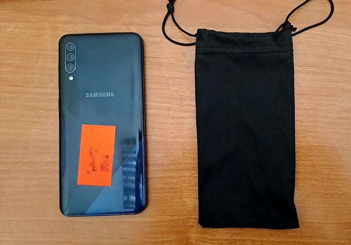 Policja szuka właściciela telefonu. Zguba ma charakterystyczną naklejkę Policja szuka właściciela telefonu. Zguba ma charakterystyczną naklejkę