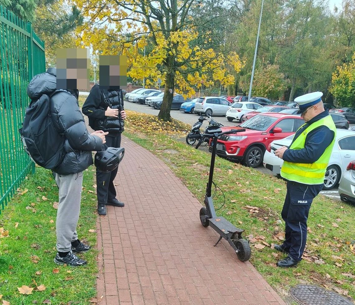 Policjanci kontrolowali użytkowników hulajnóg. Wcześniej doszło do kolizji w centrum miasta Policjanci kontrolowali użytkowników hulajnóg. Wcześniej doszło do kolizji w centrum miasta