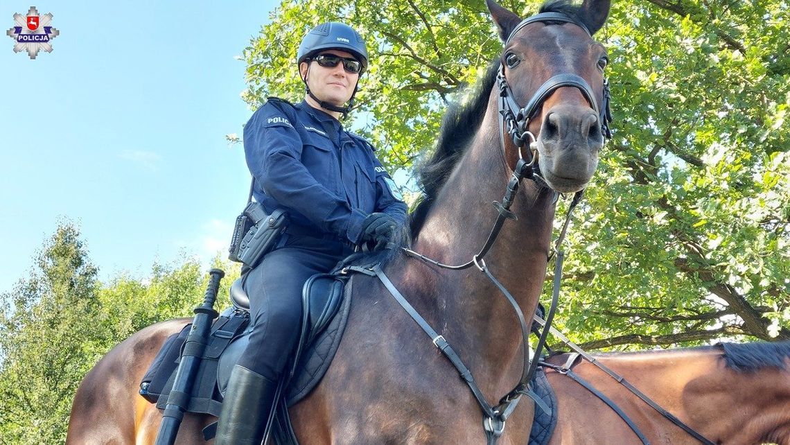 Policjanci na koniach strzegą granicy polsko-białoruskiej [VIDEO]